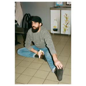 Adib Alkhalidey Instagram - On vient de rajouter des dates au Gésu. Un gros merci à tous ceux et celles qui parlent en bien du spectacle : si on est sold-out chaque soir, c’est grâce à votre soutien. Merci à @villedefilm pour la 📸 et vive le potassium