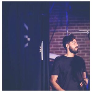 Adib Alkhalidey Instagram - Le 25 juillet, je capte un spectacle de 30 minutes pour @netflix . Je représenterai le Québec dans le cadre d’un projet de stand-up qui regroupera des humoristes de tous les continents. Un genre de festival international, bref le genre de projet qui me réjouit. J’ai appris la nouvelle y’a deux semaines, donc ça va travailler fort dans les prochains jours pour vous représenter à la hauteur de ce qui se fait au Québec. J’ai le bonheur de partager l’expérience avec mes frères et soeurs d’humour @katherine_levac @francois.bellefeuille @jasonbrokerss @louisjosehoude @taniadutel et plusieurs autres. Mama, on s’en va sur Netflix. Crédit photo, l’excellent @bastiensurlaroute