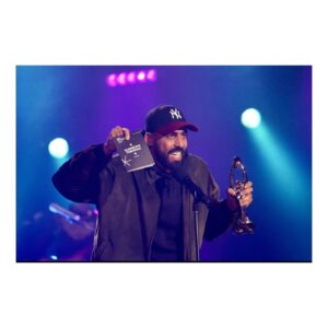 Adib Alkhalidey Instagram - Il y a quelques jours, Québécois Tabarnak remportait le Félix du meilleur spectacle d’humour. Une distinction qui me touche droit au cœur et que je dédie à mon père, Muhsin Najim Alkhalidey et à mon épouse. Merci à @adisq, l’industrie de la musique et évidemment, tout ceux et celles qui ont assisté au spectacle.

Pour ceux et celles qui n’ont pas pu voir le show : dans ma main droite sur la photo, le texte intégral du spectacle que vous trouverez en librairie.

📸 Jean-François Leblanc