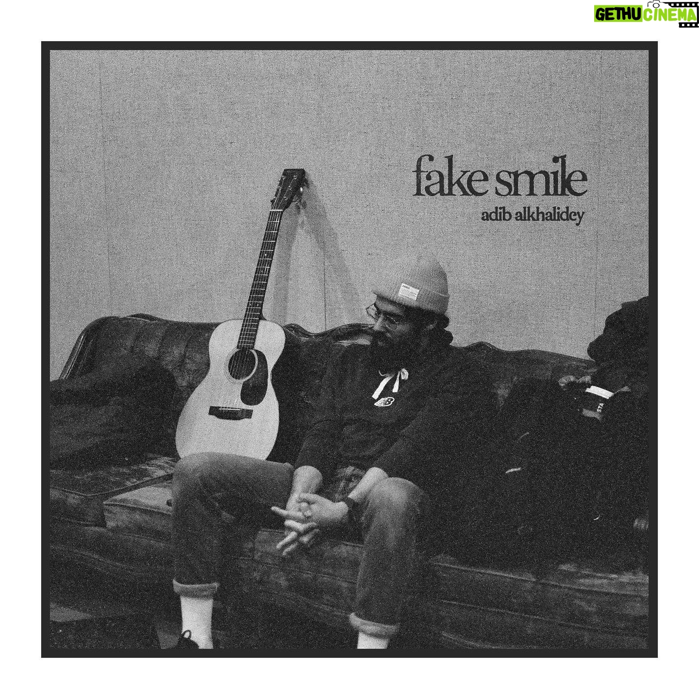 Adib Alkhalidey - 1.1K Likes - Fake Smile raconte l'histoire d'un amour impossible entre un "sale arabe" issu des quartiers populaires et d'une jeune "bourgeoise" avide de s'affranchir des codes romantiques de sa classe sociale. Jouissant d'abord d'une idylle simple et tendre, symptÓmes d'une insouciance autorisée par l'ignorance de la jeunesse, les deux amants sont brusquement ramenés à la réalité lorsque le père de la jeune fille admet abriter en son coeur des préjugés sombres et défavorables à l'endroit du "sale arabe". Pour survivre à cet environnement, le "Sale arabe" devra en autodidacte apprendre les vertus du Fake Smile, ce sourire malhonnête, mais Ó combien nécessaire à la bienséance et à l'entretien d'une relation stable avec le patriarche raciste de sa dulcinée...
CrƩdits :
Parole et musique : Adib Alkhalidey
RƩalisation : Doum Plante
Piano/Wurlitzer : Mathieu Quenneville
Batterie/Percussions : Thomas SauvƩ-Lafrance
Trompette : RƩmi Cormier
Basse : Doum Plante
Mix : Doum Plante
Mastering : Marc ThƩriault / Le Lab Mastering
@latribuagence
Cover :
Photo : @villedepluie
Conception : Raphaƫl Jean