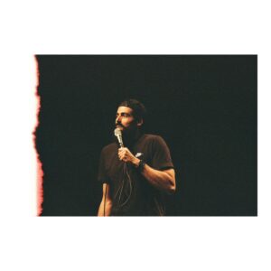 Adib Alkhalidey Instagram - Dernière heure. Le rodage du nouveau spectacle d’Adib Alkhalidey débute ce mois-ci au mythique Bordel Comédie Club.

« Des putes et des voleurs » dès le 9 juillet 2023.

Faites vite, il est déjà trop tard.

Le splendide @villedepluie à la 📸