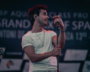Adrián Expósito Instagram - LO QUE NO PUDE BESARTE live 🤟🏼