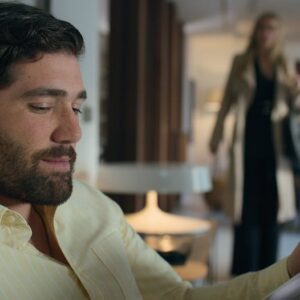 Adrián Salzedo Instagram - 1.📸 Oh, vaya! Aquí pone que hoy se estrena la segunda temporada de “Machos Alfa”.
2.📸 ¿ En serio? ¿De verdad me cuentas que la puedes ver en @netflix ?
3.📸 no me entero de una mierda de lo que me estás contando.. solo puedo pensar en comer una palomitas y sentarme frente a la tele a ver la serie.
.
.
.
.
 No voy a profundizar ( aunque quien me conoce sabe mi tendencia a ello). Voy a ser escueto y solamente agradecer el trato tan maravilloso que he recibido rodando esta serie. 
Gracias a rosa Estevez por los años de castings que lleva conociéndome y la confianza y el cariño que siento que me brinda.
Gracias a @robertomonge_ por dirigirme y arroparme en mis primeras secuencias de la serie
Gracias @kiramiro por tratarme con tanta profesionalidad y  hacerme sentir uno mas del elenco. No es fácil entrar a rodar en una serie ya empezada con vínculos tan fuertes dentro de ella y que grabes con la sensación de también ser parte de ello:)
@lauracaballero_ me quito el sombrero contigo. Me fascina verte trabajar con el divertimento como bandera. Gracias por tus bonitas palabras siempre y por dar esos pequeños impulsos que a veces nosotros mismo no somos capaces de dar. 
.
.
Hay muchas más personas involucradas en mi felicidad con respecto al rodaje pero he decidido mencionar a quienes han participado de una forma tan directa.

Y dicho esto. Gracias vida por las aventuras que me estás regalando.

#netflix #netflixseries #machos #machosalfa #machosalfa2 #machosalfanetflix #contubernio #conzeta #adriansalzedo