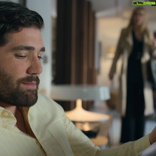 Adrián Salzedo - 1K Likes - 1.📸 Oh, vaya! Aquí pone que hoy se estrena la segunda temporada de “Machos Alfa”.
2.📸 ¿ En serio? ¿De verdad me cuentas que la puedes ver en @netflix ?
3.📸 no me entero de una mierda de lo que me estás contando.. solo puedo pensar en comer una palomitas y sentarme frente a la tele a ver la serie.
.
.
.
.
No voy a profundizar ( aunque quien me conoce sabe mi tendencia a ello). Voy a ser escueto y solamente agradecer el trato tan maravilloso que he recibido rodando esta serie.
Gracias a rosa Estevez por los años de castings que lleva conociéndome y la confianza y el cariño que siento que me brinda.
Gracias a @robertomonge_ por dirigirme y arroparme en mis primeras secuencias de la serie
Gracias @kiramiro por tratarme con tanta profesionalidad y hacerme sentir uno mas del elenco. No es fácil entrar a rodar en una serie ya empezada con vínculos tan fuertes dentro de ella y que grabes con la sensación de también ser parte de ello:)
@lauracaballero_ me quito el sombrero contigo. Me fascina verte trabajar con el divertimento como bandera. Gracias por tus bonitas palabras siempre y por dar esos pequeños impulsos que a veces nosotros mismo no somos capaces de dar.
.
.
Hay muchas más personas involucradas en mi felicidad con respecto al rodaje pero he decidido mencionar a quienes han participado de una forma tan directa.
Y dicho esto. Gracias vida por las aventuras que me estás regalando.
#netflix #netflixseries #machos #machosalfa #machosalfa2 #machosalfanetflix #contubernio #conzeta #adriansalzedo
