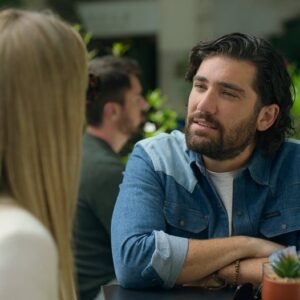 Adrián Salzedo Instagram - 1.📸 Oh, vaya! Aquí pone que hoy se estrena la segunda temporada de “Machos Alfa”.
2.📸 ¿ En serio? ¿De verdad me cuentas que la puedes ver en @netflix ?
3.📸 no me entero de una mierda de lo que me estás contando.. solo puedo pensar en comer una palomitas y sentarme frente a la tele a ver la serie.
.
.
.
.
 No voy a profundizar ( aunque quien me conoce sabe mi tendencia a ello). Voy a ser escueto y solamente agradecer el trato tan maravilloso que he recibido rodando esta serie. 
Gracias a rosa Estevez por los años de castings que lleva conociéndome y la confianza y el cariño que siento que me brinda.
Gracias a @robertomonge_ por dirigirme y arroparme en mis primeras secuencias de la serie
Gracias @kiramiro por tratarme con tanta profesionalidad y  hacerme sentir uno mas del elenco. No es fácil entrar a rodar en una serie ya empezada con vínculos tan fuertes dentro de ella y que grabes con la sensación de también ser parte de ello:)
@lauracaballero_ me quito el sombrero contigo. Me fascina verte trabajar con el divertimento como bandera. Gracias por tus bonitas palabras siempre y por dar esos pequeños impulsos que a veces nosotros mismo no somos capaces de dar. 
.
.
Hay muchas más personas involucradas en mi felicidad con respecto al rodaje pero he decidido mencionar a quienes han participado de una forma tan directa.

Y dicho esto. Gracias vida por las aventuras que me estás regalando.

#netflix #netflixseries #machos #machosalfa #machosalfa2 #machosalfanetflix #contubernio #conzeta #adriansalzedo