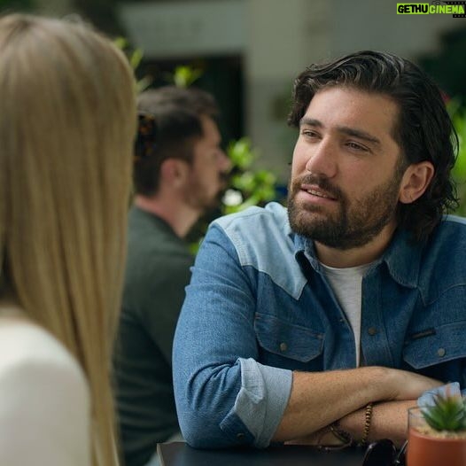 Adrián Salzedo - 1K Likes - 1.📸 Oh, vaya! Aquí pone que hoy se estrena la segunda temporada de “Machos Alfa”.
2.📸 ¿ En serio? ¿De verdad me cuentas que la puedes ver en @netflix ?
3.📸 no me entero de una mierda de lo que me estás contando.. solo puedo pensar en comer una palomitas y sentarme frente a la tele a ver la serie.
.
.
.
.
No voy a profundizar ( aunque quien me conoce sabe mi tendencia a ello). Voy a ser escueto y solamente agradecer el trato tan maravilloso que he recibido rodando esta serie.
Gracias a rosa Estevez por los años de castings que lleva conociéndome y la confianza y el cariño que siento que me brinda.
Gracias a @robertomonge_ por dirigirme y arroparme en mis primeras secuencias de la serie
Gracias @kiramiro por tratarme con tanta profesionalidad y hacerme sentir uno mas del elenco. No es fácil entrar a rodar en una serie ya empezada con vínculos tan fuertes dentro de ella y que grabes con la sensación de también ser parte de ello:)
@lauracaballero_ me quito el sombrero contigo. Me fascina verte trabajar con el divertimento como bandera. Gracias por tus bonitas palabras siempre y por dar esos pequeños impulsos que a veces nosotros mismo no somos capaces de dar.
.
.
Hay muchas más personas involucradas en mi felicidad con respecto al rodaje pero he decidido mencionar a quienes han participado de una forma tan directa.
Y dicho esto. Gracias vida por las aventuras que me estás regalando.
#netflix #netflixseries #machos #machosalfa #machosalfa2 #machosalfanetflix #contubernio #conzeta #adriansalzedo