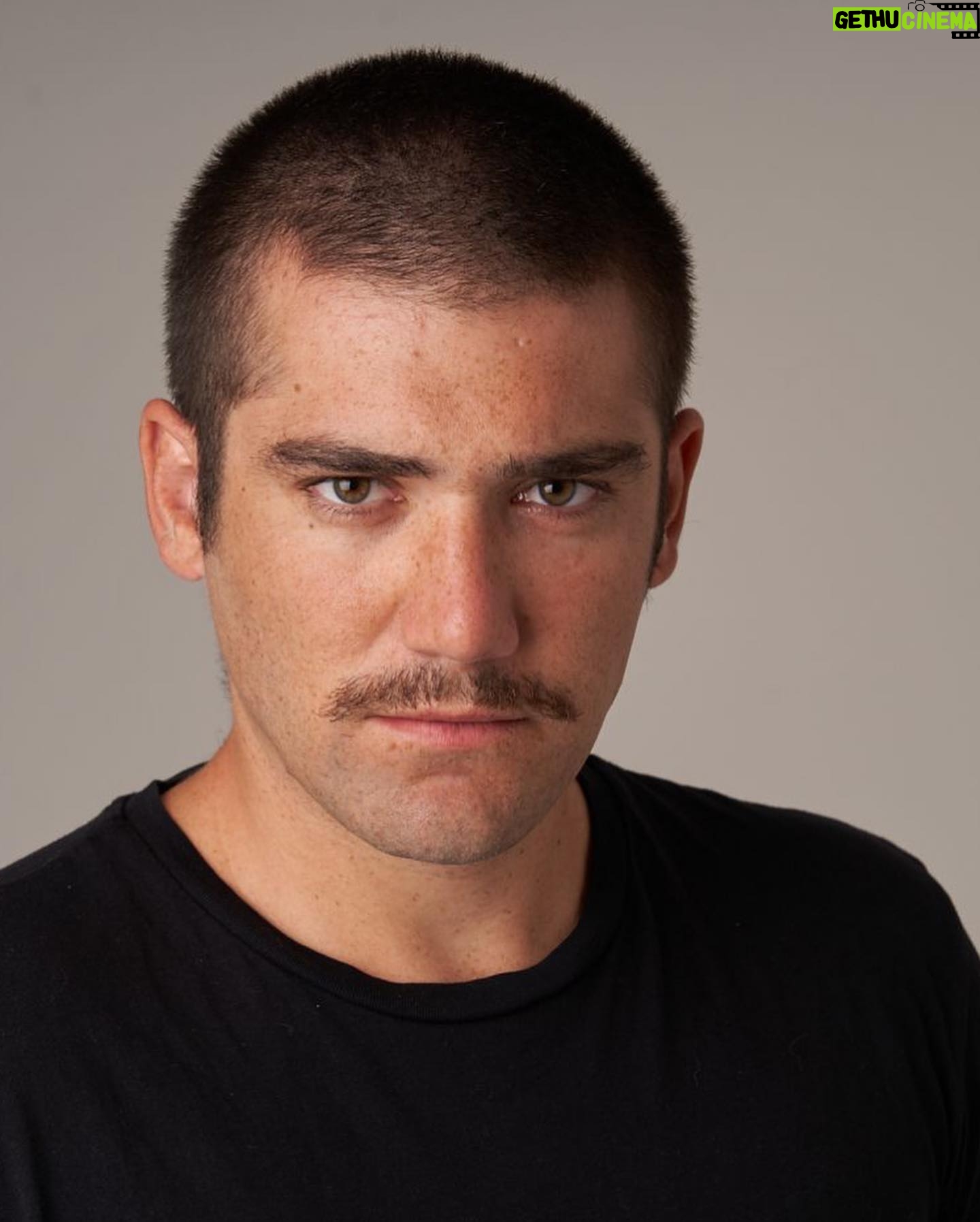 Adrián Salzedo - 1.6K Likes - Jugando a ser otro
Pd: a que no sabéis quien se ha dejado bigote! #sweetmedia @sweetmultimedia @nacho.sweet que bien me lo paso contigo. Me ha podido el ansia de publicarlas :):) aún sin retocar.#picoftheday #book #photobook #rapadostyle #actor #renovacion @cesarcarreraesp #cesarcarrera #conzeta