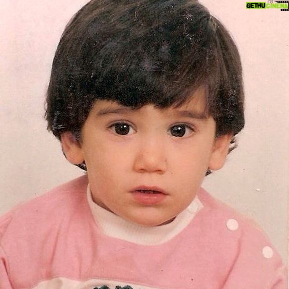 Adrián Salzedo - 1.1K Likes - Quien me ha vivido de cerca, sabe como ha sido este año para mi. No voy a decir que fácil ni difícil, ni siquiera si es lo que me tocaba o no vivir. He aprendido como nunca he perdido, he ganado, he reído, he sufrido... no es cuantas cosas haces, sino como las vives y mi propósito de año ( por tener uno ) es hacerlo siempre desde el cariño a ese niño que sale en la foto desde el respeto y desde la honestidad. Feliz año a todos y a todas.