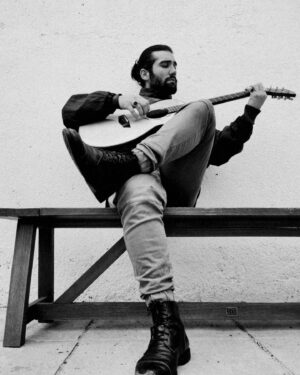 Adrián Salzedo Instagram - Yard back!
 
@chanelterrero 📷
Y un menda aprovechando los descansos 

#music #guitar #teathre #conzeta #malinche #rest #pose