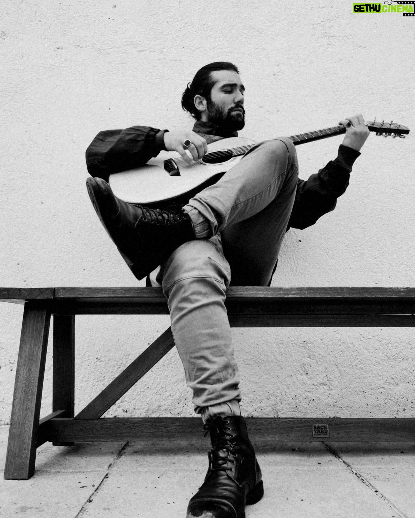 Adrián Salzedo - 1.1K Likes - Yard back!
@chanelterrero 📷
Y un menda aprovechando los descansos
#music #guitar #teathre #conzeta #malinche #rest #pose