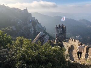 Adrián Salzedo Instagram - - Caminante no hay camino, se hace sendero al andar.
- ¡ se dice camino!
- pues agárrame el pepino.

#lisboa🇵🇹 #lisbon #portugal #sintra #castelo #castelodosmouros #walking #breathe #life #picoftheday