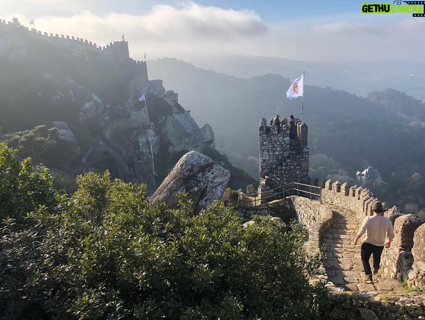 Adrián Salzedo - 1.1K Likes - - Caminante no hay camino, se hace sendero al andar.
- ¡ se dice camino!
- pues agárrame el pepino.
#lisboa🇵🇹 #lisbon #portugal #sintra #castelo #castelodosmouros #walking #breathe #life #picoftheday