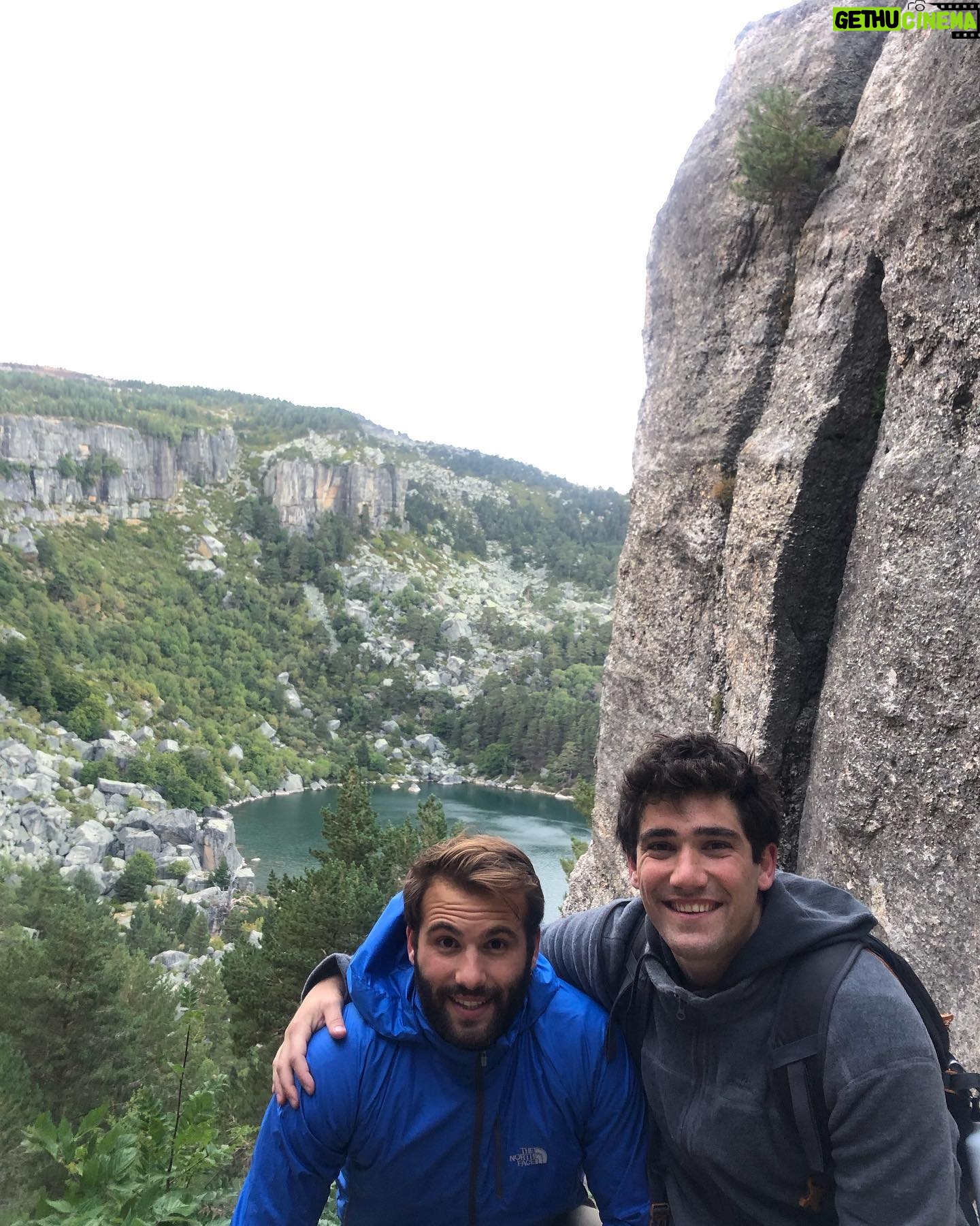 Adrián Salzedo - 1.2K Likes - Asi disfrutamos el día libre...
.
.
.
@eliagalera
@alfonsnieto
#vida #life #lagonegro #lagunanegra #wood #aire #montaña #mountain #trekking #breathing #conzeta #actor