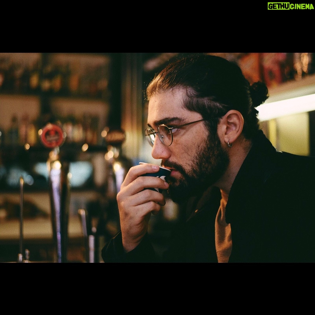 Adrián Salzedo - 1.5K Likes - Observa .
.
.
.
.
.
.
.
#conzeta #breathin #tea #hairstyle #beard #beardstyle #focus #keepcalm #watch #actor #black .
.
.
@laura_enrech 👀
