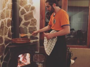 Adrián Salzedo Instagram - De toda la vida las albóndigas se hacen con leña! #feliznavidad #food #christmas #happynewyear #home #vintage #vintagestyle #albondigas #almondigas #impro #fire #wood #goku #stone #chef ah por cierto..
.
.
.
.
FELIZ NAVIDAD!!!!