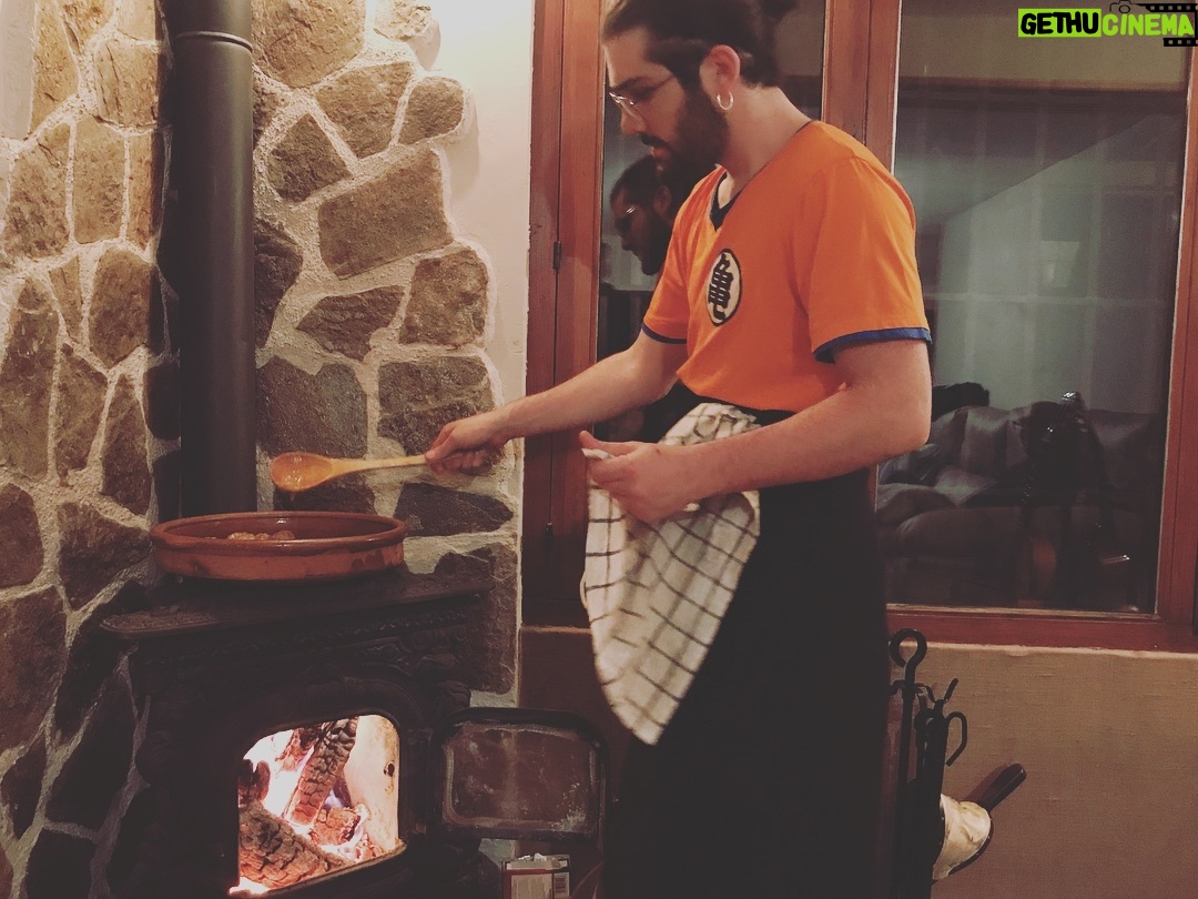 Adrián Salzedo - 2K Likes - De toda la vida las albóndigas se hacen con leña! #feliznavidad #food #christmas #happynewyear #home #vintage #vintagestyle #albondigas #almondigas #impro #fire #wood #goku #stone #chef ah por cierto..
.
.
.
.
FELIZ NAVIDAD!!!!