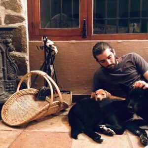 Adrián Salzedo Instagram - Needn’t more....SHIRO & SAMBA #love #shiro #dog #autumn #dogsofinstagram #dogs #samba #conzeta #home #house #family #familyphotography #fire #chimenea #iron #wood #breathin #relax #relaxtime