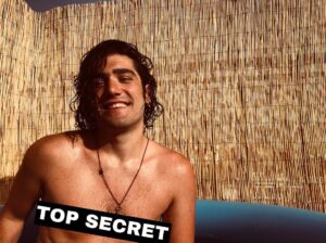 Adrián Salzedo Instagram - Top Secret siempre ha sido mi película favorita. #conzeta #summer #minipiscina #melena #wild #life #vida #amor 📸 @teresa_ferrer mi autentico hogar ❤️