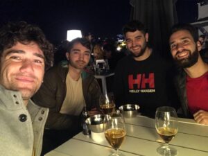 Adrián Salzedo Instagram - Pues ya estamos todos.
#portugal🇵🇹 #lisboa #tallan #equis @figu17 #puente #friends #lisbon #turistlife #holidays #dienteroto #desdeshiquetitos