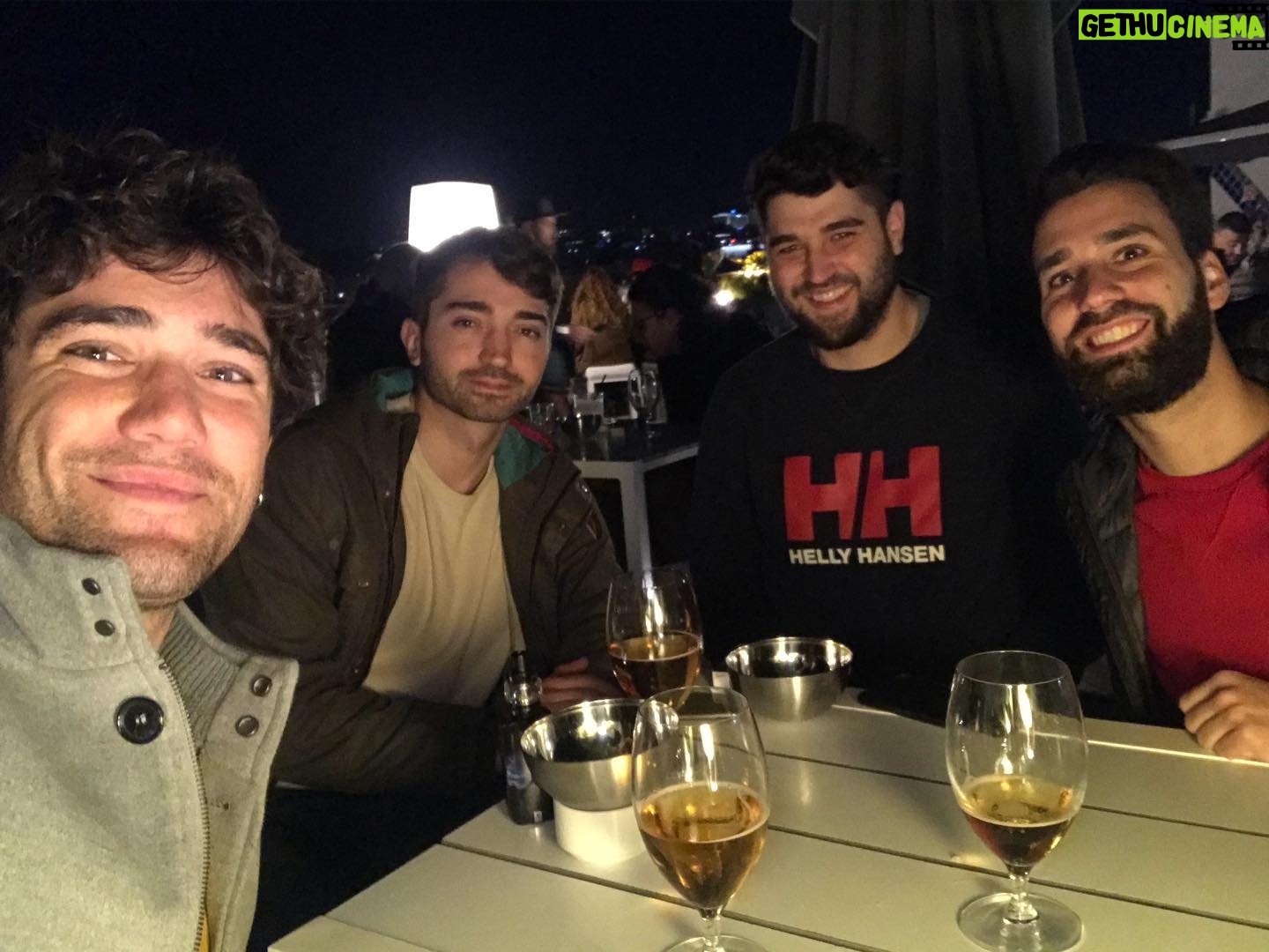 Adrián Salzedo - 1.4K Likes - Pues ya estamos todos.
#portugal🇵🇹 #lisboa #tallan #equis @figu17 #puente #friends #lisbon #turistlife #holidays #dienteroto #desdeshiquetitos