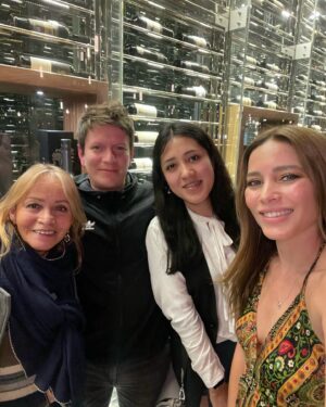 Adriana Fonseca Instagram - Semana llena de contrastes: trabajo, familia y aventuras en la vibrante CDMX. 
______
 Desde las reuniones matutinas hasta las cenas familiares, cada día trae algo nuevo. Aprovechando cada momento con los que más quiero y explorando rincones de la ciudad que nunca dejan de sorprenderme. 

A week full of contrasts: work, family, and adventures in vibrant CDMX. 🌆 From morning meetings to family dinners, each day brings something new. Cherishing every moment with my loved ones and exploring corners of the city that never cease to amaze me. 
.
.
#BalancedLife #CDMXVibes #SpecialMoments #lifestyle #cute