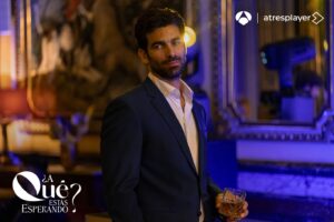Adriana Torrebejano Instagram - ✨ Primeras imágenes de #AQuéEstásEsperando. ✨

🎥 Una comedia erótico-romántica que explora las contradicciones sobre el amor a través de dos parejas que se enamoran, pero el miedo al compromiso les impide arriergarse.

📚 Basada en las novelas de @megan__maxwell.
🍂 Llega en otoño a #atresplayer.