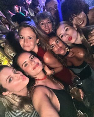 Adriana Torrebejano Instagram - Días de playa, de estar con mujeres increíbles, de comer rico, de dormir sin alarma, de charlas necesarias en el patio, de recenar vasito de leche, de perrear hasta el suelo, de… que QUÉ? 💖