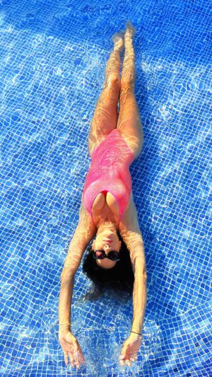 Adriane Garcia Instagram - #splash💦 #summer #pool #pink #havaianas