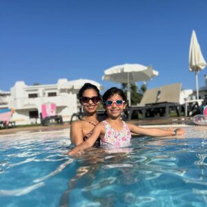 Adriane Garcia Instagram - O tempo bom existe, sim 
E ele sorri pra quem quiser viver 
O bom momento vai estar
Pra sempre na sua mente
Basta lembrar pra vida ficar diferente.