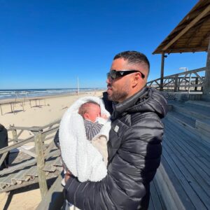 Adriano de Souza Instagram - Primeiro dia dos pais 🥰❤️🐥
Primeiro dia do Romeo na praia ☀️💙
Primeiro de muitos né filhoooooo
#papaibabao #felizdiadospais