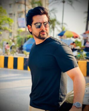 Aftab Shivdasani Instagram - ‘A man’s word is his honour. ‘
- Japanese proverb. 🪭🗡️

📸 - @aalimhakim