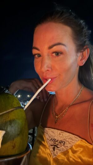 Agáta Hanychová Instagram - Den 1,pokusim se kazdy den pridat reel s informacemi a zazitky:)) takze cesta a prvni vecer-vecere Jimbaran seefood-pandan sari,bydlime v surfarske oblasti Bingin..btw miluju to tady…jinak cena vecere včetně ústřic 800 kc!!! #love #bali #