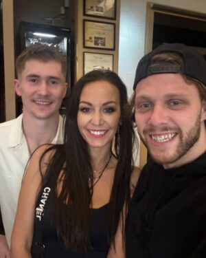 Agáta Hanychová Instagram - Normalne bych se styděla za hvězdami  prijit…ale ten bulvární hon co se deje je opravdu za me moc… Dekuju za fotku a je mi vas lito….jeden vecer mistři a druhy vecer se snazi bulvární novináři najit jakoukoliv špínu…..pokora a úcta….respekt…???!!! Je mi z toho smutno…. @davidpastrnak davidpastrnak 👍👍👍