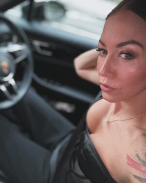 Agáta Hanychová Instagram - Kdyz po nataceni zaskočis na akci na 20 minut:) proste partacky!!!#live #love