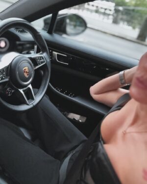 Agáta Hanychová Instagram - Kdyz po nataceni zaskočis na akci na 20 minut:) proste partacky!!!#live #love