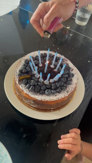 Agáta Hanychová Instagram - A u nas je takove pravidlo,ze oslavenec se rano budi s dortem do postele:)) jak to delate vy? #love #