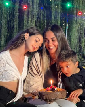 Aggeliki Daliani Instagram - Birthday party 🎈
** Ένα απλό πάρτυ γενεθλίων με διακριτικότητα και καθόλου ανυπομονησία για την τούρτα 😂😂🎂#Nikitas  swipe ➡️ και δες το βίντεο 
•••••••••••••••••••••••••••••••••••••••••
#mybirthday #mykids #partytime #happymoments #birthdaycake #august #summer2023