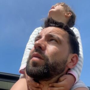 Agustín Sierra Instagram - Hoy cumple 5 años el bodoque del bien.
La amo fuerte 🧡