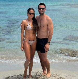 Agustina Lecouna Instagram - . EL MAR (IDEA VILARIÑO)
Tan arduamente el mar,
tan arduamente,
el lento mar inmenso,
tan largamente en sí, cansadamente,
el hondo mar eterno.