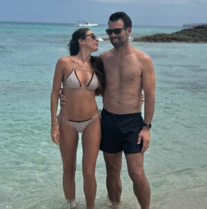 Agustina Lecouna Instagram - . EL MAR (IDEA VILARIÑO)
Tan arduamente el mar,
tan arduamente,
el lento mar inmenso,
tan largamente en sí, cansadamente,
el hondo mar eterno.