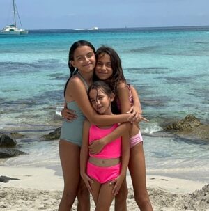 Agustina Lecouna Instagram - . EL MAR (IDEA VILARIÑO)
Tan arduamente el mar,
tan arduamente,
el lento mar inmenso,
tan largamente en sí, cansadamente,
el hondo mar eterno.