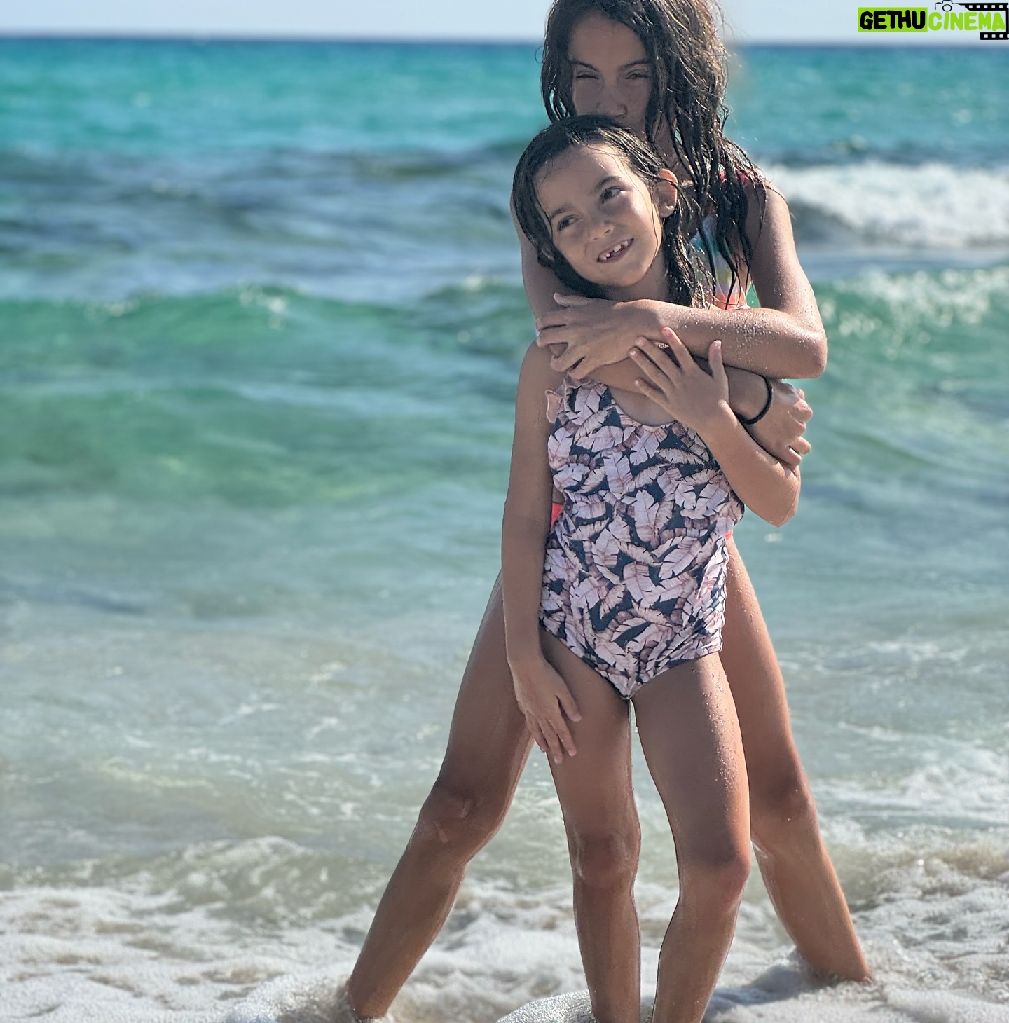 Agustina Lecouna - 571 Likes - . EL MAR (IDEA VILARIÑO)
Tan arduamente el mar,
tan arduamente,
el lento mar inmenso,
tan largamente en sí, cansadamente,
el hondo mar eterno.
