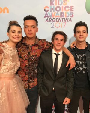 Agustina Palma Instagram - Ustedes lo pidieron!! 20 fotos perdidas de O11CE! 🧨 
Gracias por todos los mensajitos, cada vez son más los que ven la serie x @disneyplus #o11ce 

1. Final de la temporada. 
2. Las chicas del grupo de vóley! 
3. Family 🤍
4. @sabrinacarpenter justo estaba por ahí en una de las fiestas de Once 😂
5. Con Gabo @marianog esperando para grabar. 
6. Mi primera audición para Disney O11ce
7. @sebastian_athie 
8. El futuro es hoy.
9. Evento en las oficinas de Disney Argentina
10. Abrazó final 
11. Ganaron 
12. Escena  dramática 
13. Con mi mamá en la vida real @espejoconstanza que hizo de la mamá de Martina Markinson. 
14. Kids choice award 2017 Argentina. 
15. Mi primera escena 
16. Mi Camarín 
17. Zoe @paulivetrano 
18. Martina y Lorenzo 
19. El IAD 
20. Los amo, gracias por cada uno de sus mensajes y por seguir ahí después de tantos años! Y a los nuevos seguidores que están viendo la serie disfruten mucho, es una serie hecha con mucho mucho amor y bonita energía!❤️✨