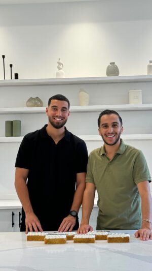 Ahmed Harroun Instagram - Quel plaisir d’avoir notre acteur @ahmed_thaiii 

Un moment de fou rire et de partage .

@ahmed_thaiii 
@blanchebymehdi 
@mehdi_patissier 

#chef #actor #tv #patisserie #france #algerie #millefeuille #alger #setif #kabyle #qatar #doha #middleeast #instagram #reel #video #coming #soon #blanche #dubai #uae #saudiarabia #ksa #lovely