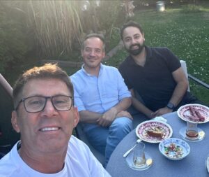 Ahmet Çevik Instagram - Dün Evlerinde misafir eden Dostlarım @mehtapingolf ve İngolf Çiftine Teşekkür Ederim.

@sekersiru @tarkovski87 @drn_bln_92