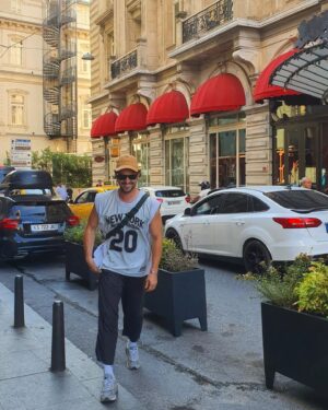 Ahmet Kayakesen Instagram -   taksi!
- yolcu .
Günlük senfoni 
İnsan şaşırmıyor artık, hiçbir şeye 
ne hoş 

#istanbuldayaşamak