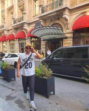 Ahmet Kayakesen Instagram -   taksi!
- yolcu .
Günlük senfoni 
İnsan şaşırmıyor artık, hiçbir şeye 
ne hoş 

#istanbuldayaşamak