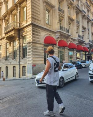 Ahmet Kayakesen Instagram -   taksi!
- yolcu .
Günlük senfoni 
İnsan şaşırmıyor artık, hiçbir şeye 
ne hoş 

#istanbuldayaşamak