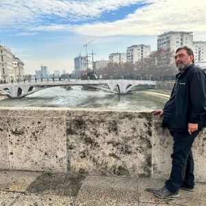 Ahmet Yenilmez Instagram - Vaktiyle öz vatanda bizimken, bugün niçin
Üsküp bizim değil? Bunu duydum için için.
Kalbimde bir hayâli kalıp kaybolan şehir!
Ayrılmanın bıraktığı hicran derindedir!
Çok sürse ayrılık, aradan geçse çok sene,
Biz sende olmasak bile, sen bizdesin gene.
#YahyaKemal diyarı #üsküp