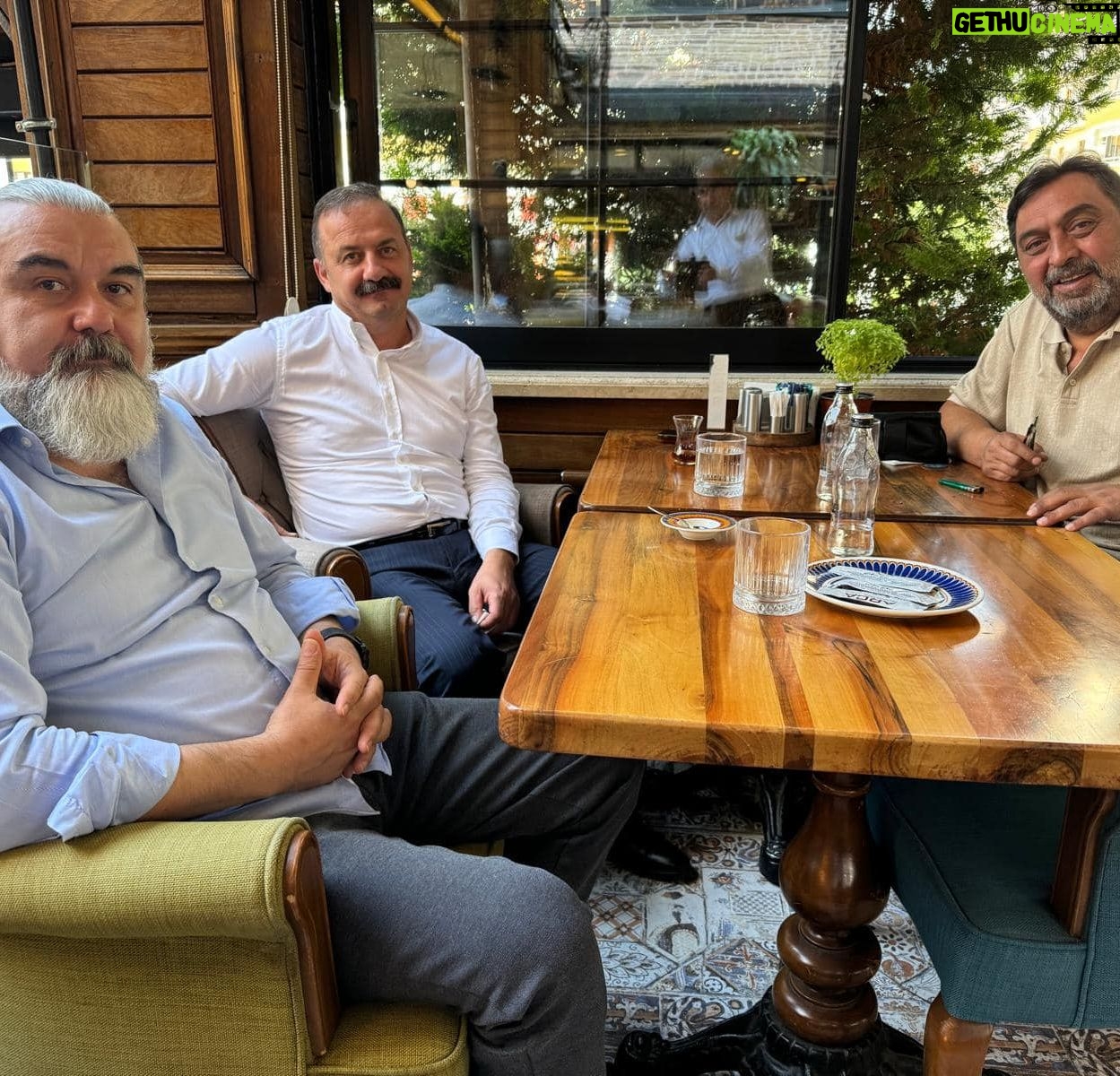 Ahmet Yenilmez - 2.9K Likes - Sayın Yavuz Ağıralioğlu bize genel merkez binasını gezdirdi.
Hayırlı olsun inşallah .
Bence ülkenin en ihtiyaç duyduğu söz ile de bizi yolculadı “Herkes işinin başına “…
